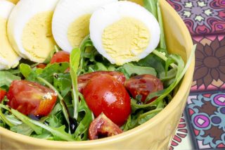 insalatona estiva con rucola uova sode e pomodorini